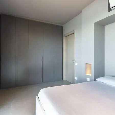 Villa Magognino Sleeps 10 Air Con