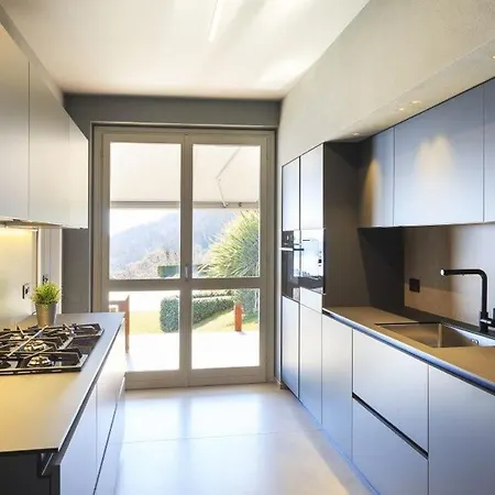 Villa Magognino Sleeps 10 Air Con *