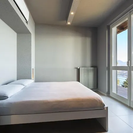Magognino Sleeps 10 Air Con Villa